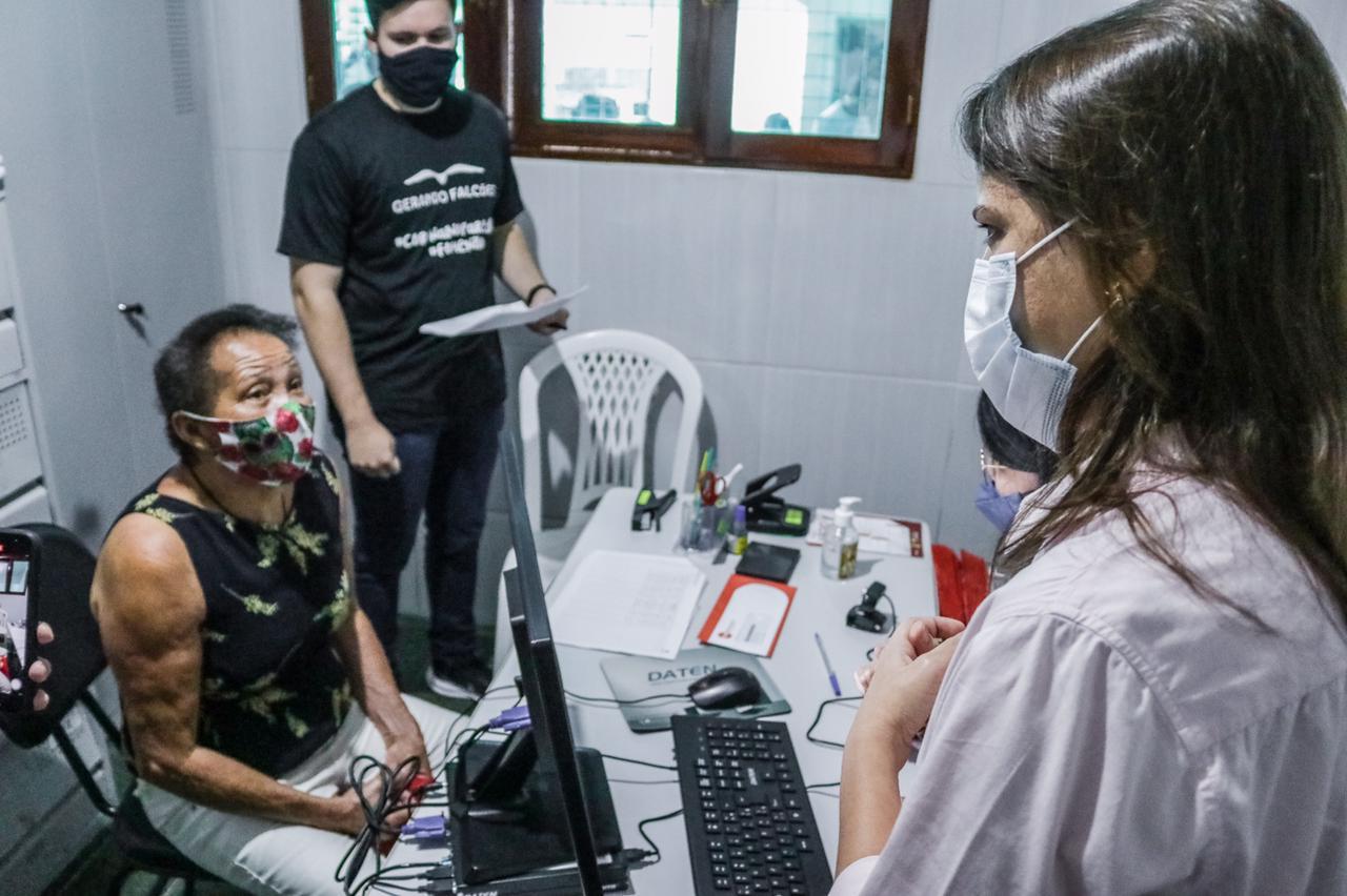 Em Caruaru, famílias em situação de vulnerabilidade recebem cartão alimentação