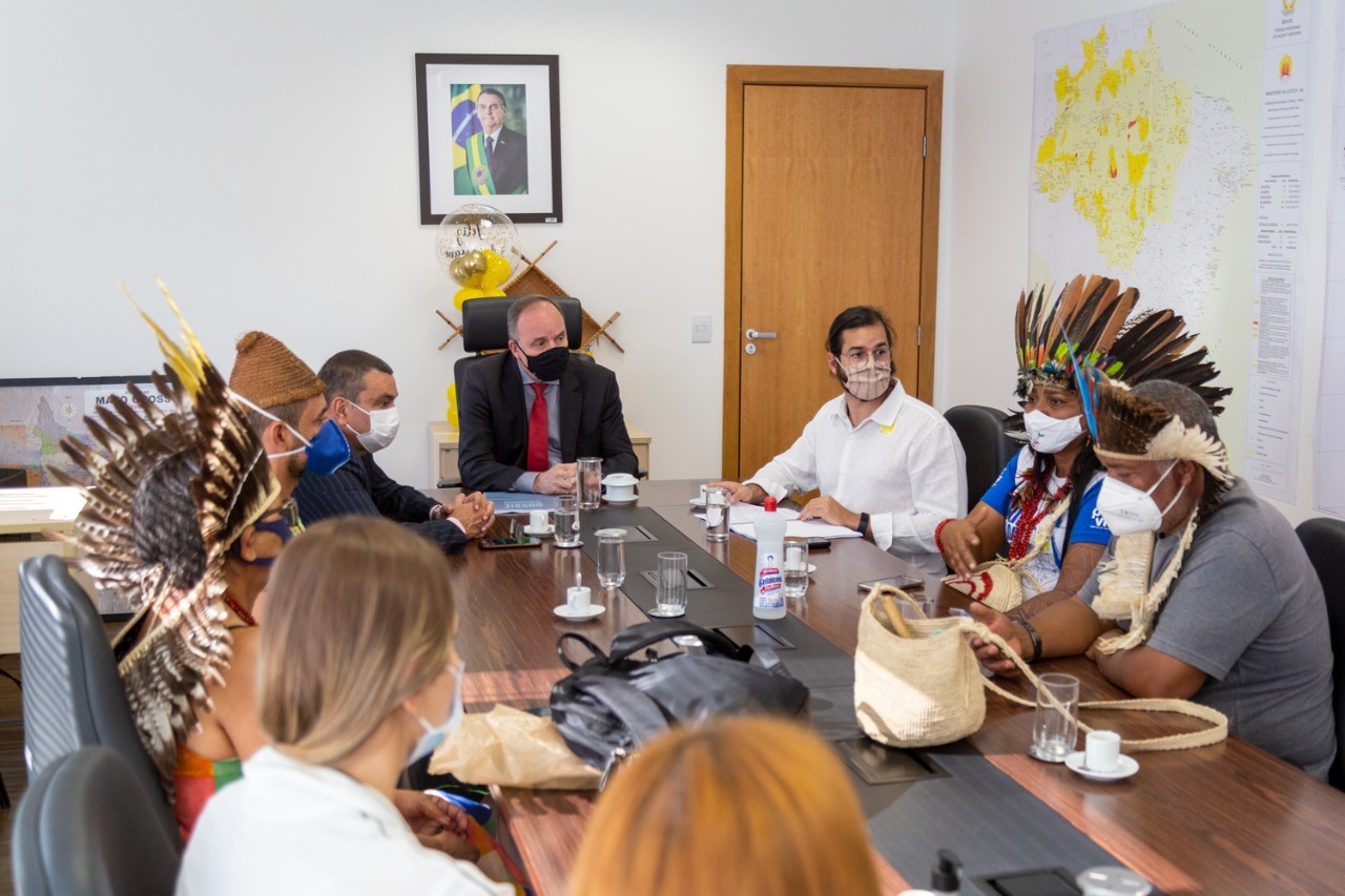 Em Brasília, Túlio entrega dossiê sobre a situação dos povos indígenas