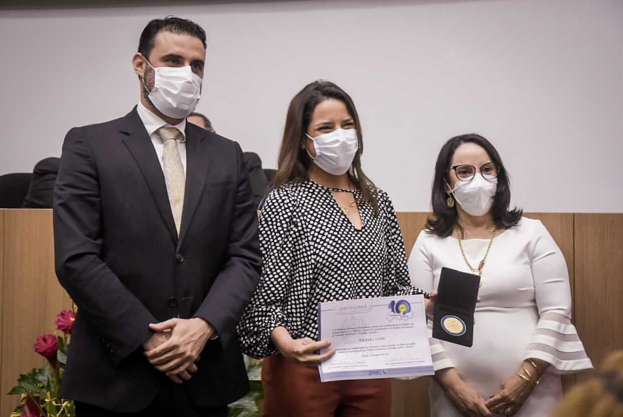 Raquel recebe prêmio pelo combate à violência contra a mulher