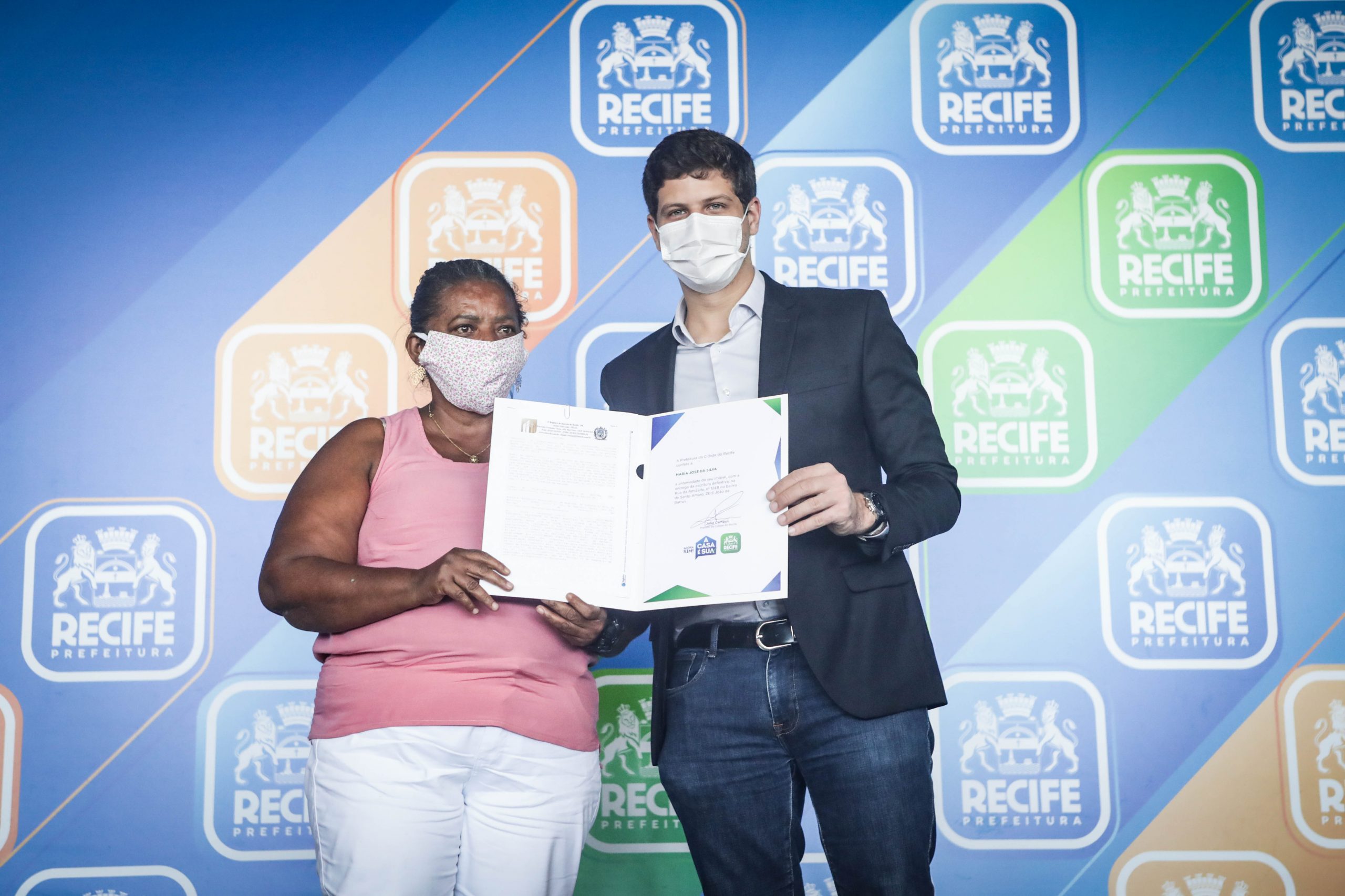 Mais de 800 moradores de áreas vulneráveis do Recife recebem títulos de propriedade