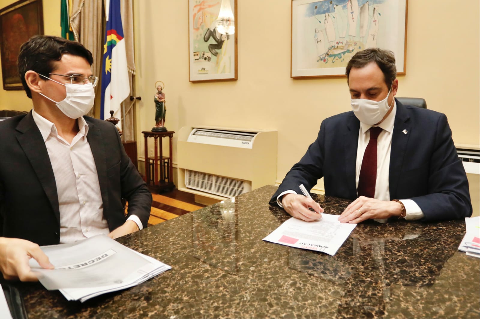 Paulo Câmara nomeia 127 novos profissionais de saúde