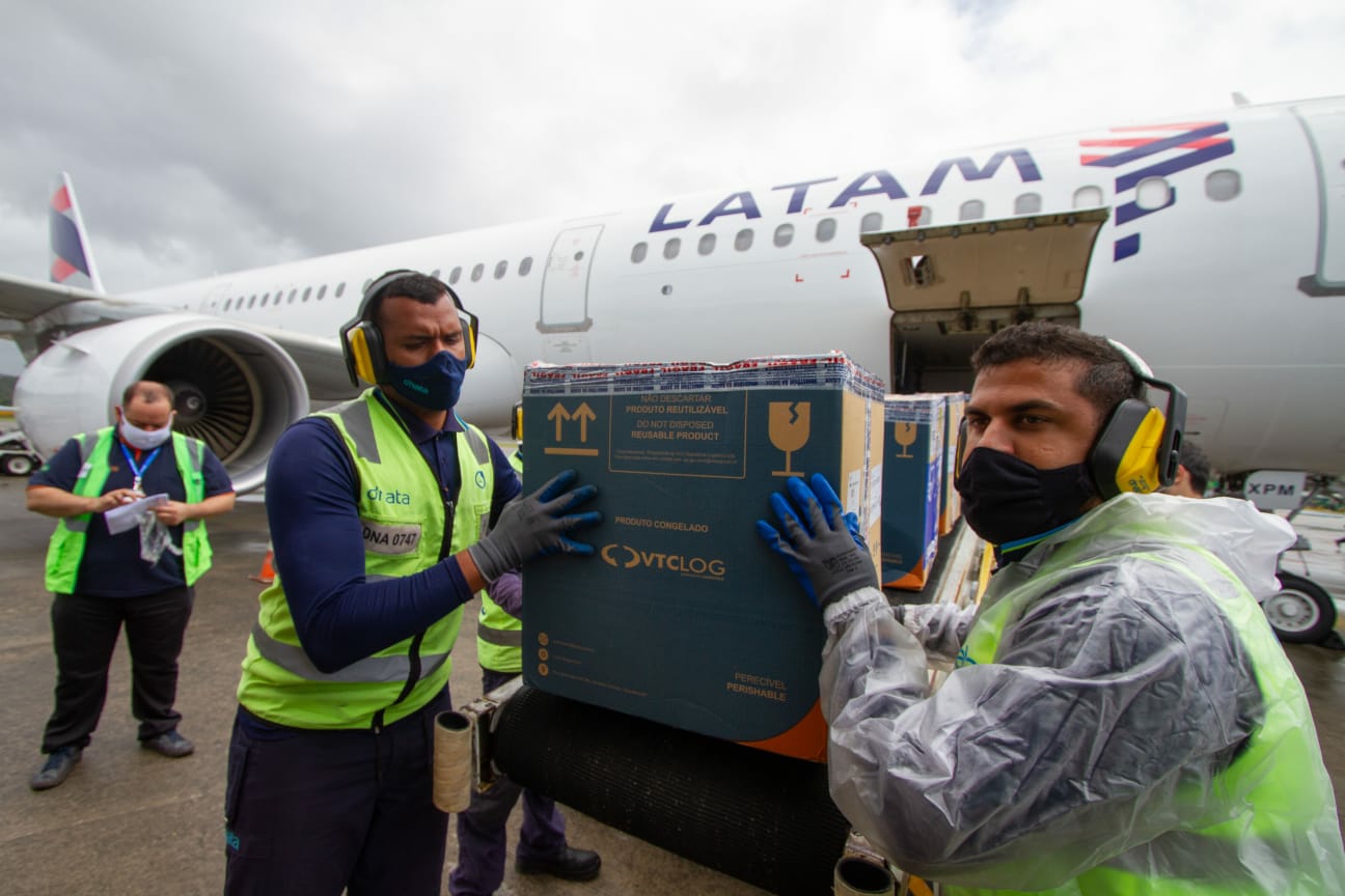 LATAM transporta mais de 3,3 milhões de doses de vacinas