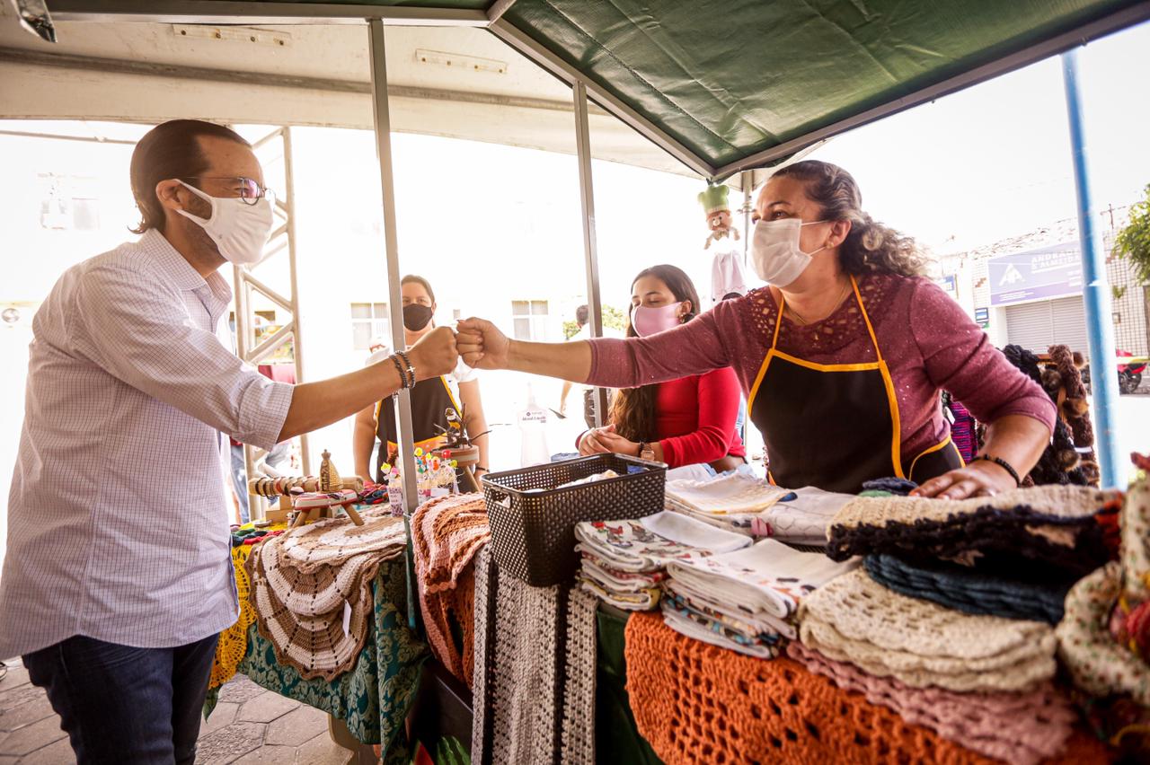 Diogo Moraes visita tradicional feira de São Bento do Una