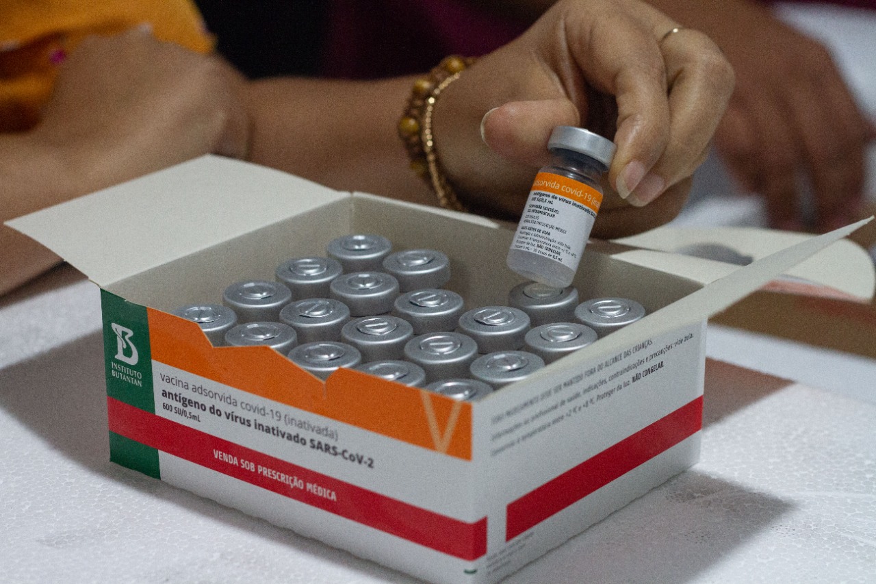Pernambuco recebe mais de 200 mil doses de CoronaVac nesta quinta (26)