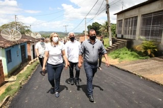 Alessandra visita obras de asfaltamento em Joaquim Nabuco