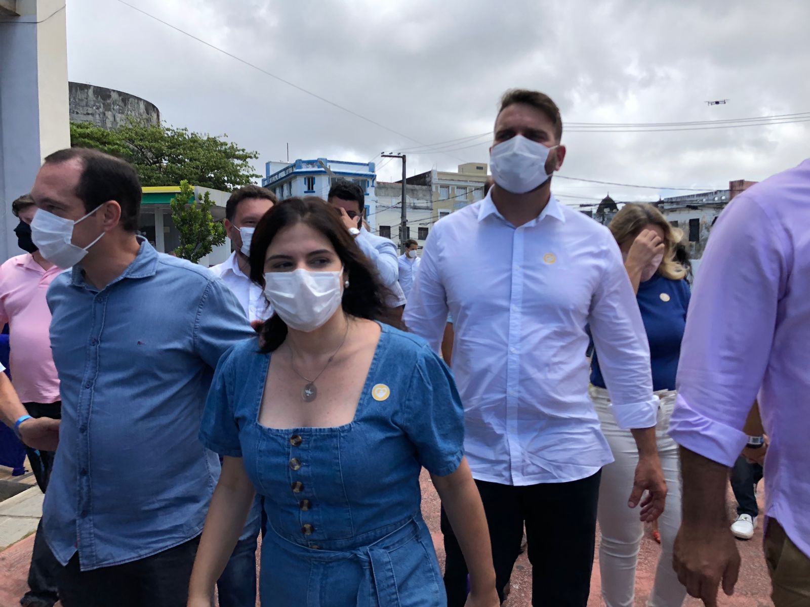 Priscila Krause chega junto com comitiva em filiação de Miguel