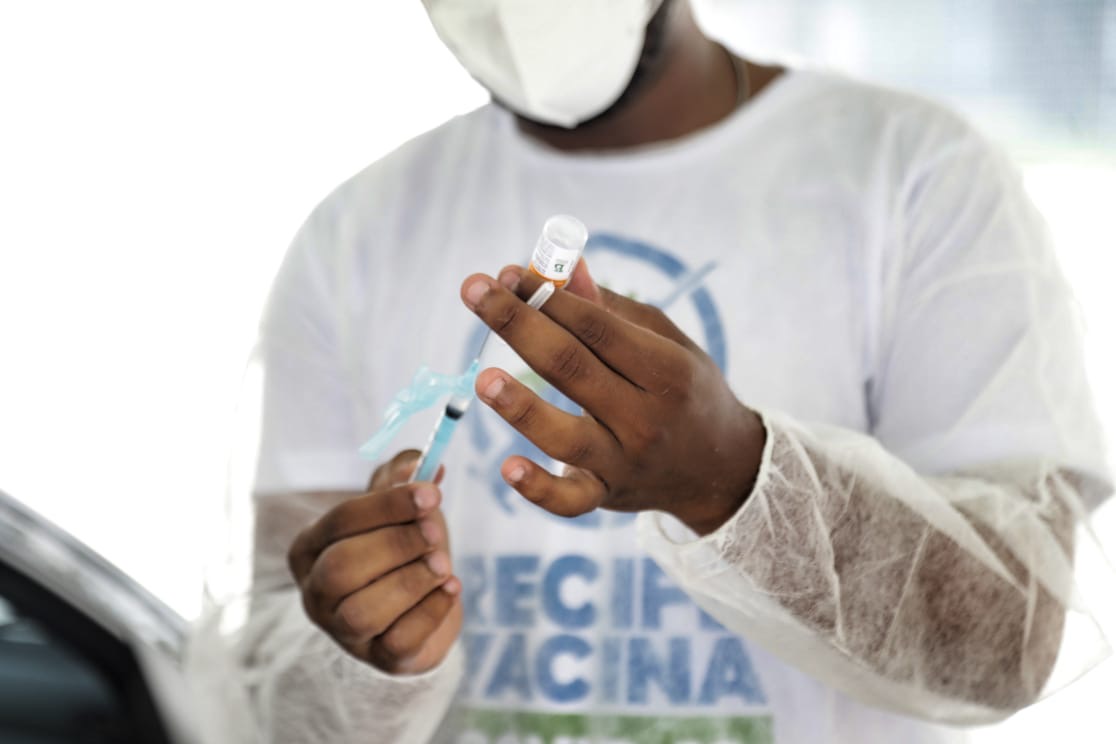 Recife inicia aplicação de dose de reforço em idosos