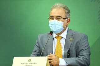 Queiroga usa voos da FAB para transportar familiares