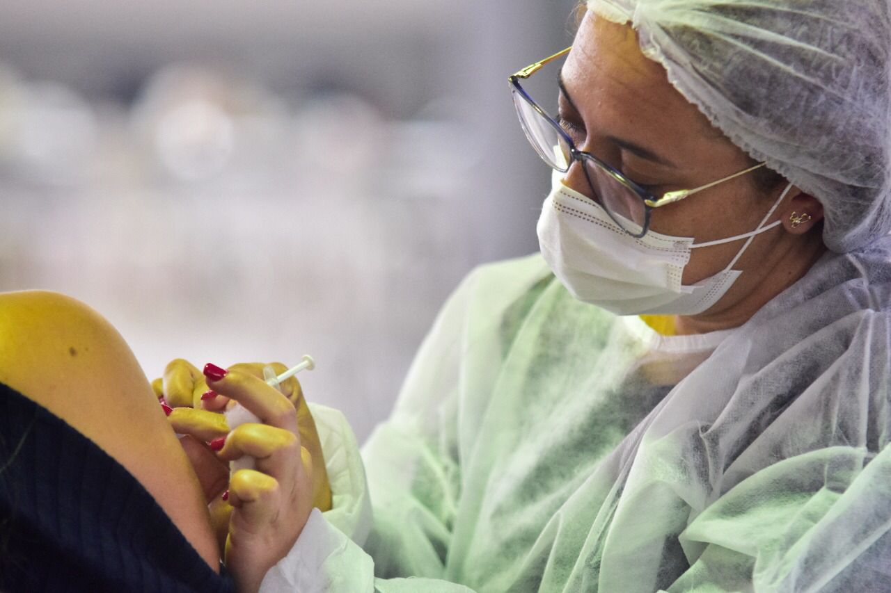 Caruaru inicia vacinação para pessoas com 18 anos ou mais