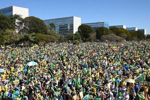 Braga Netto sobrevoa ato em Brasília com Bolsonaro