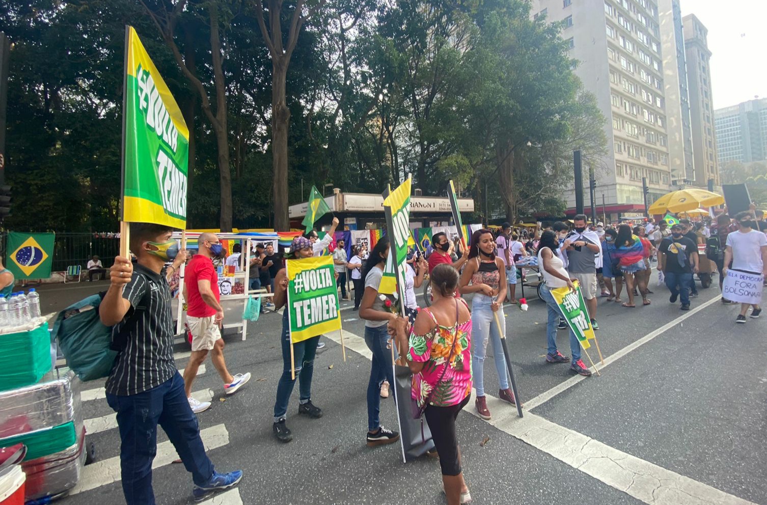 Na Paulista, grupo pede a volta de Temer