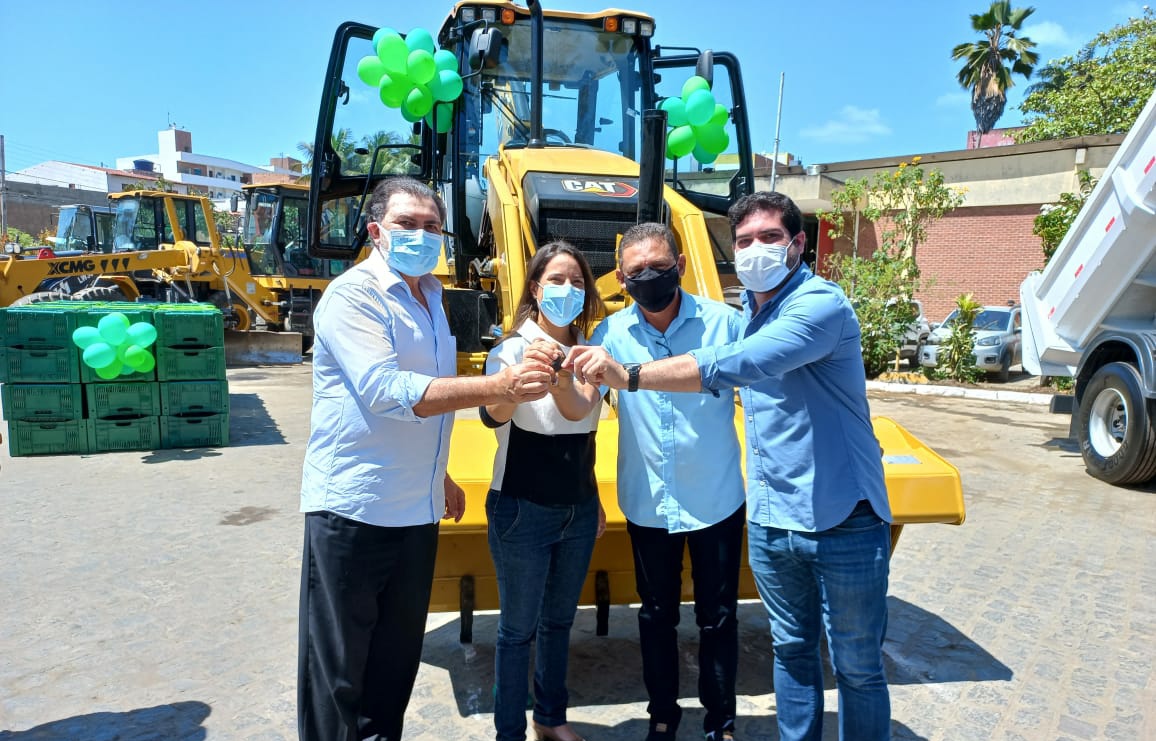 Tony e Raquel juntos na entrega de máquina para Caruaru