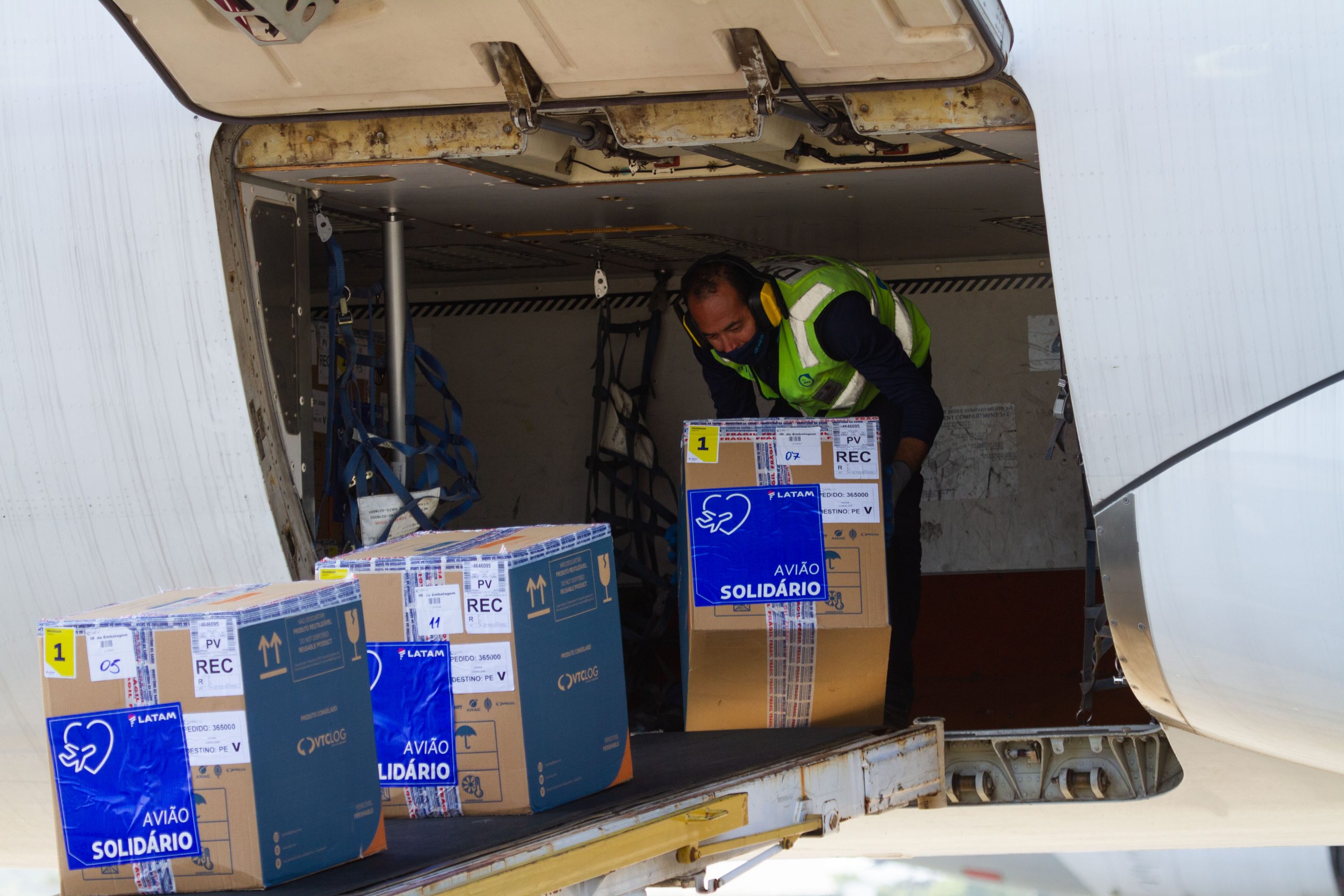 Mais de 90 mil doses de vacinas da Pfizer chegam a Pernambuco