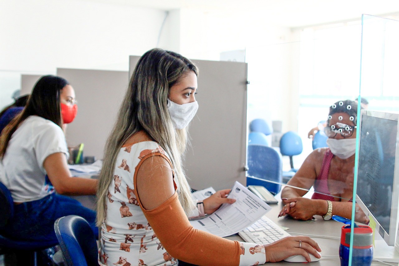 Prefeito de Santa Cruz antecipa salários dos servidores