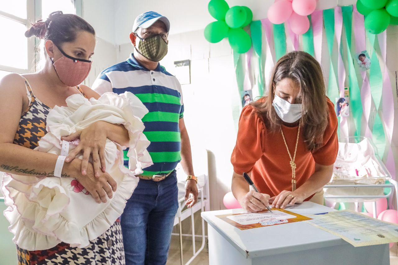 ‘Bebê Prefeita’ recebe chave, símbolo de Caruaru