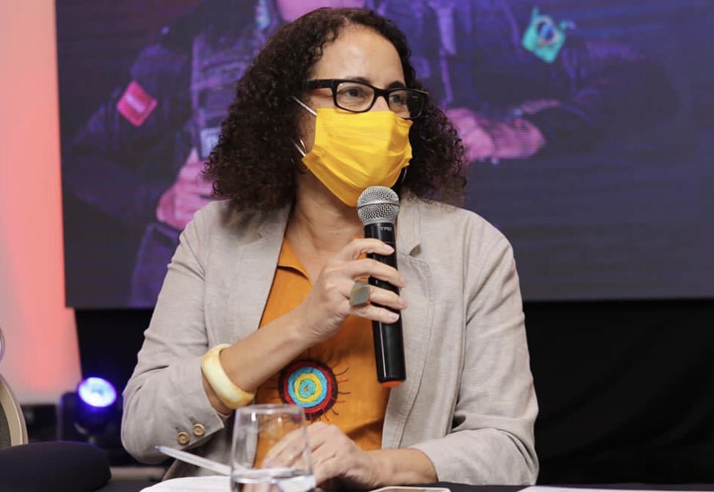 Luciana discute manipulação na internet durante Bienal