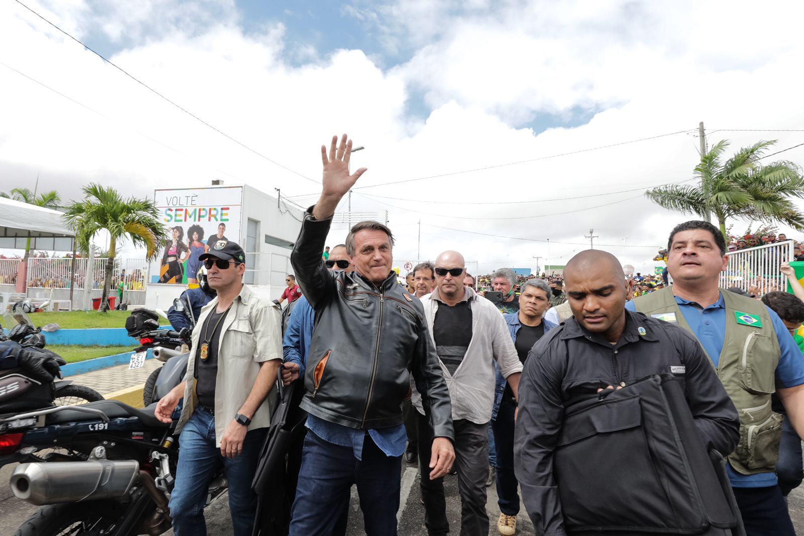 Bolsonaro desembarca em Toritama e cumprimenta apoiadores