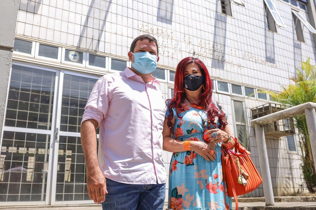 Gleide visita prédio que irá abrigar Delegacia da Mulher de Palmares