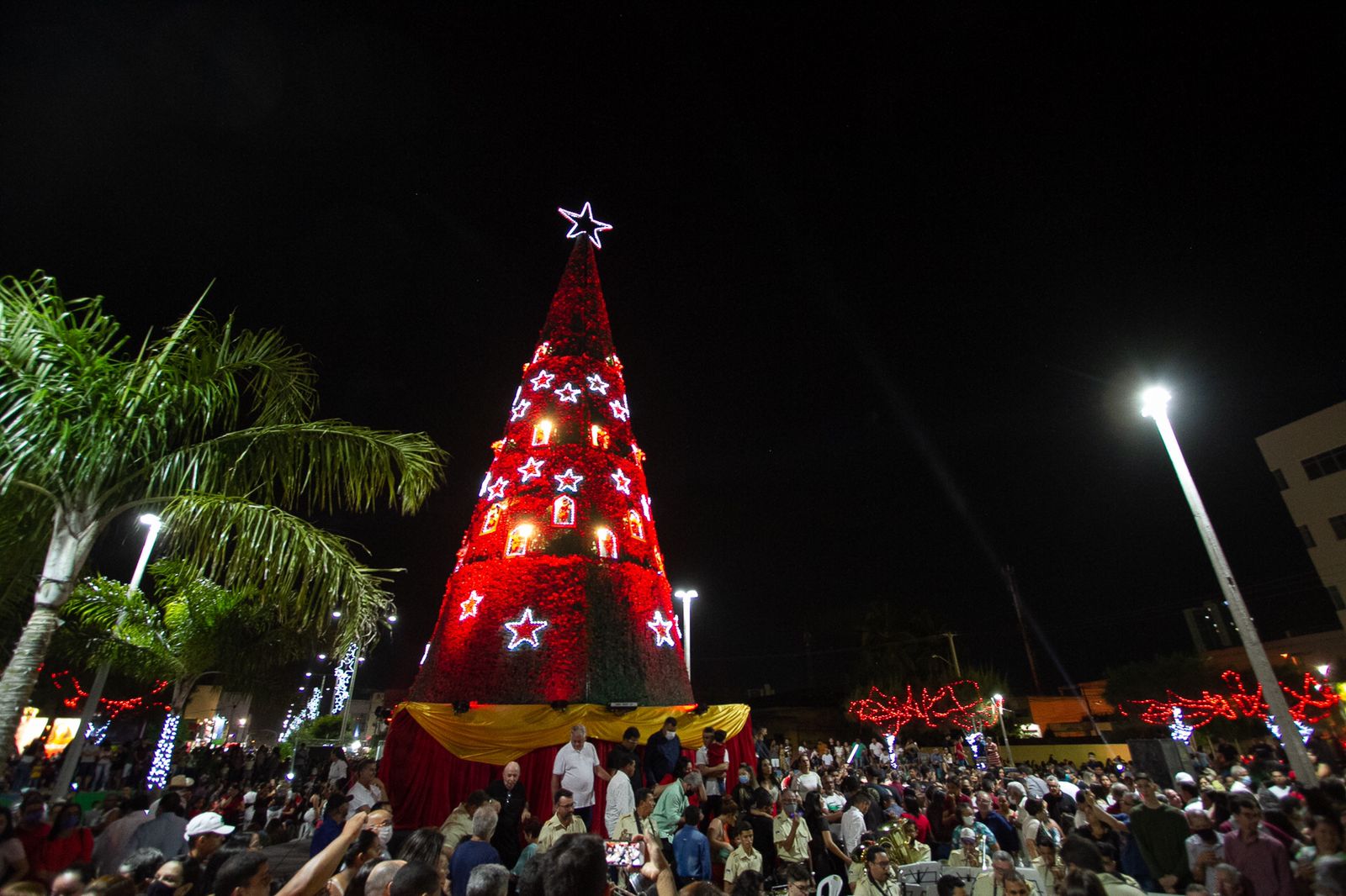 Abertura do Natal Encantado de Santa Cruz do Capibaribe reúne mais de 20 mil pessoas