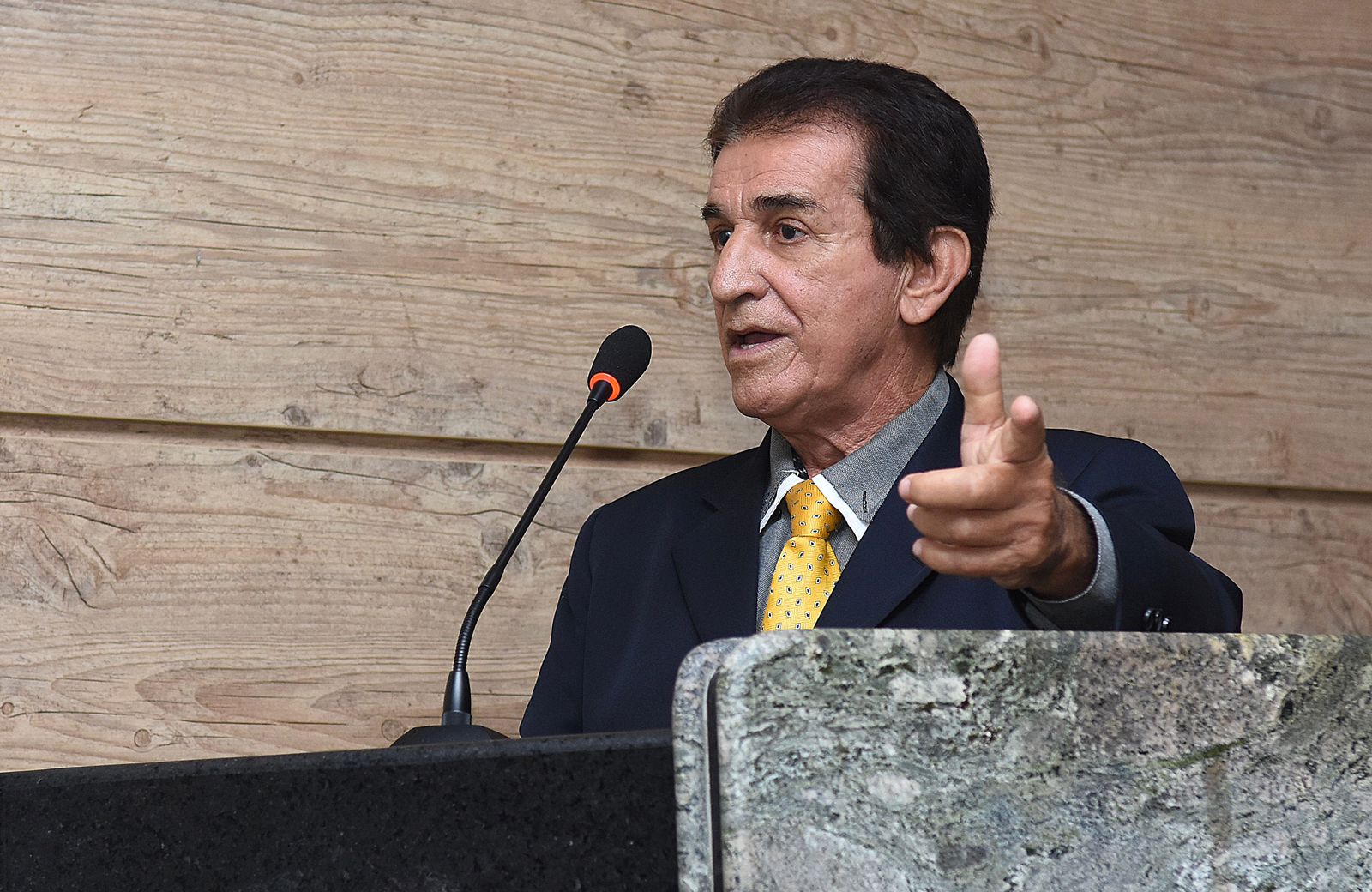 Leonardo Chaves entra em embate com Perpétua Dantas