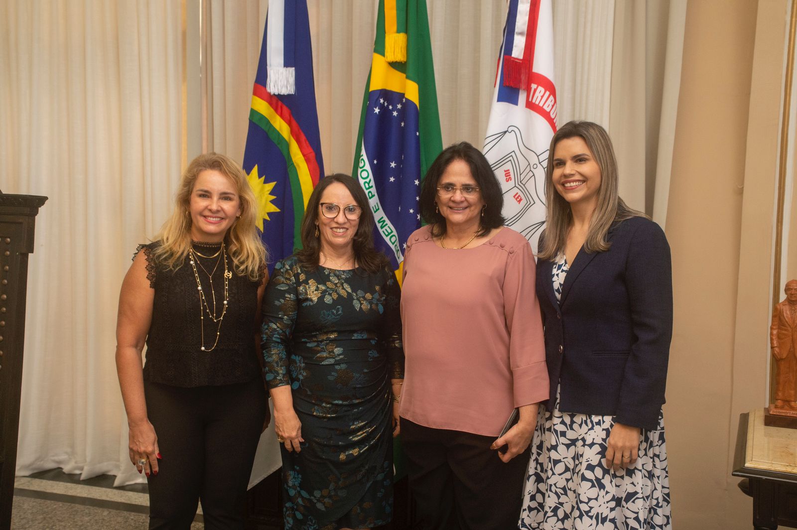 Clarissa Tércio acompanha Damares em encontro no TJPE