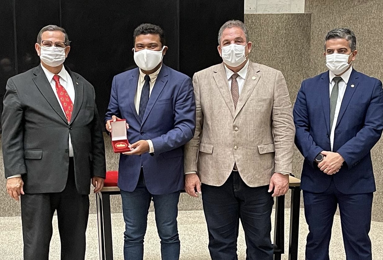 Joel da Harpa recebe medalha do presidente do TJPE