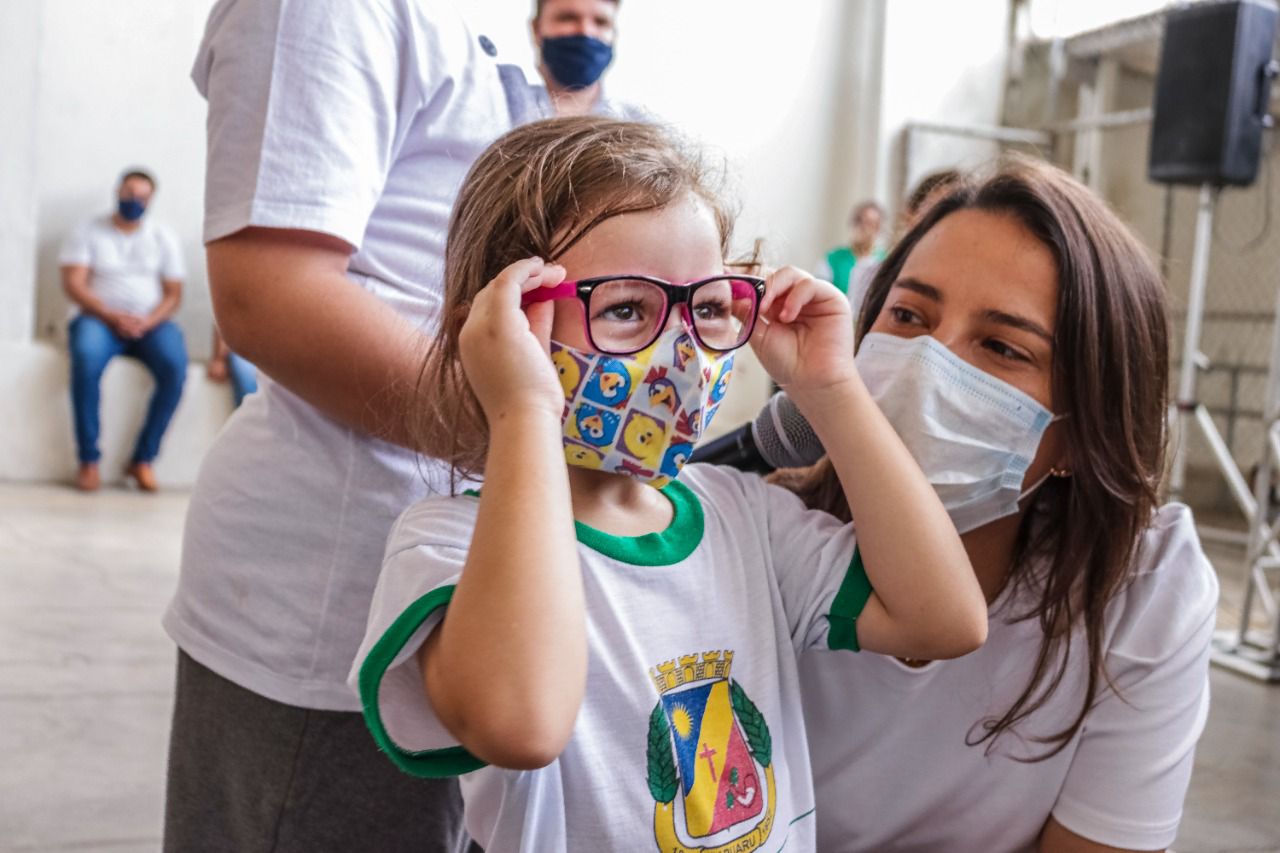 Raquel realiza entrega de óculos do Programa Aprender com Saúde