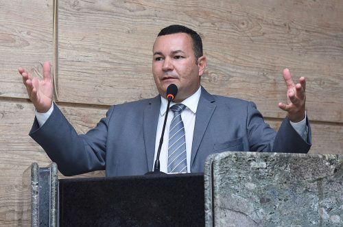 Vereador critica viagens de Raquel Lyra pelo estado