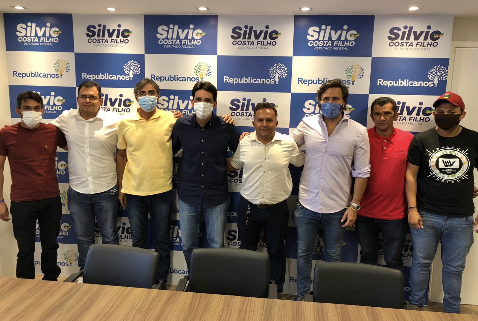 Silvio Costa e Rodrigo Novaes recebem apoio de grupo de Manari