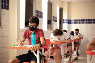 Volta às aulas em Santa Cruz será em formato híbrido para crianças não vacinadas