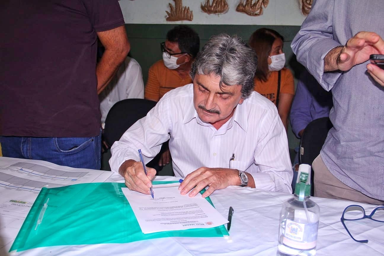 Gilvandro assina ordem de serviço para construção de quadra 