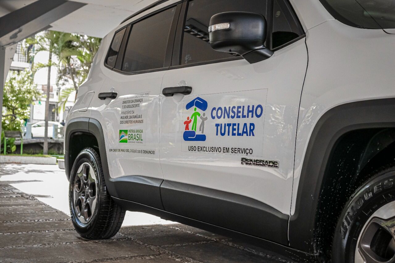 Conselheiros tutelares de Caruaru recebem novo veículo 