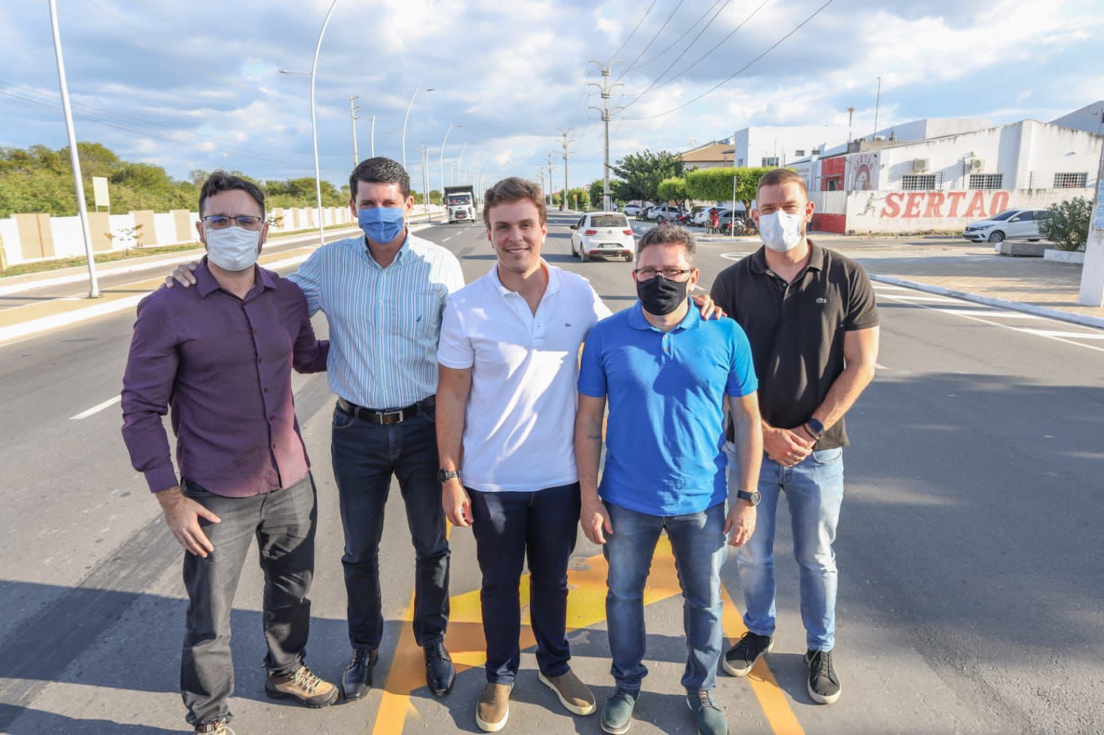 Miguel Coelho entrega etapa de duplicação de avenida 