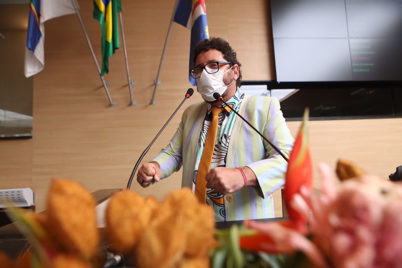 Ivan Moraes participa de sessão vestido a caráter para o Carnaval 