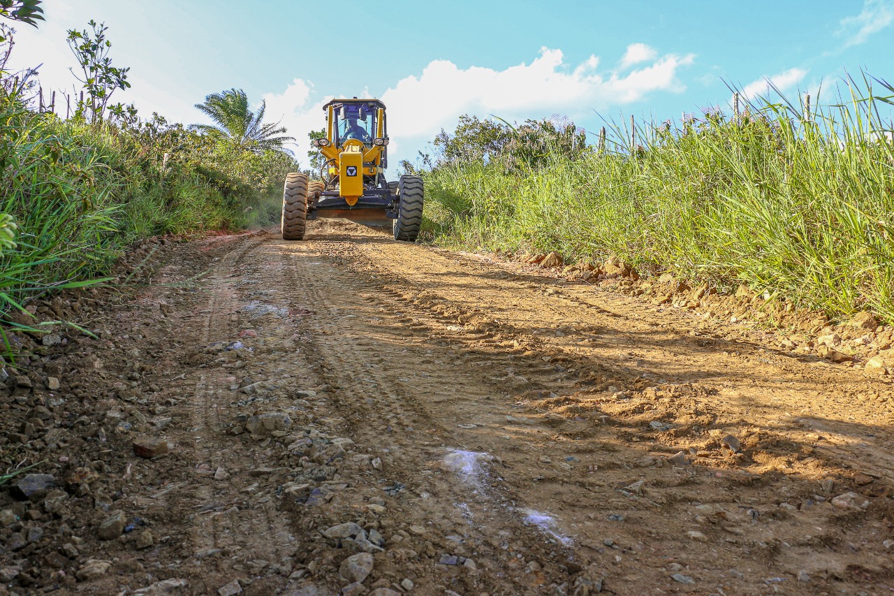 Gravatá inicia recuperação de estradas da zona rural