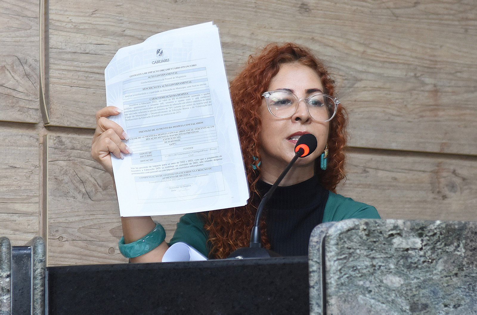 Perpétua diz que votará não a auxílios para vereadores de Caruaru