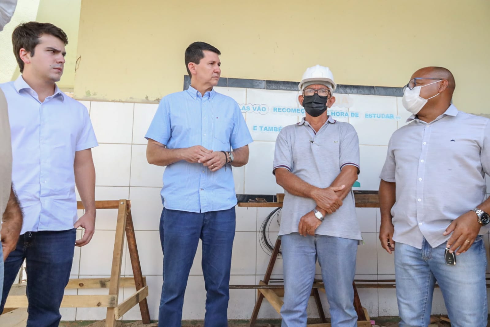 Simão acompanha obras de reforma de escola em Petrolina