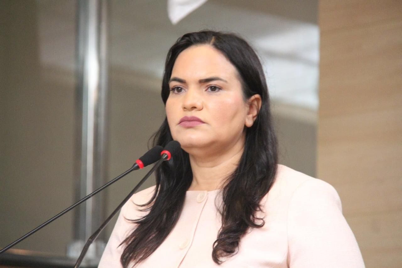 Collins repudia divisão da bancada feminina na Câmara do Recife