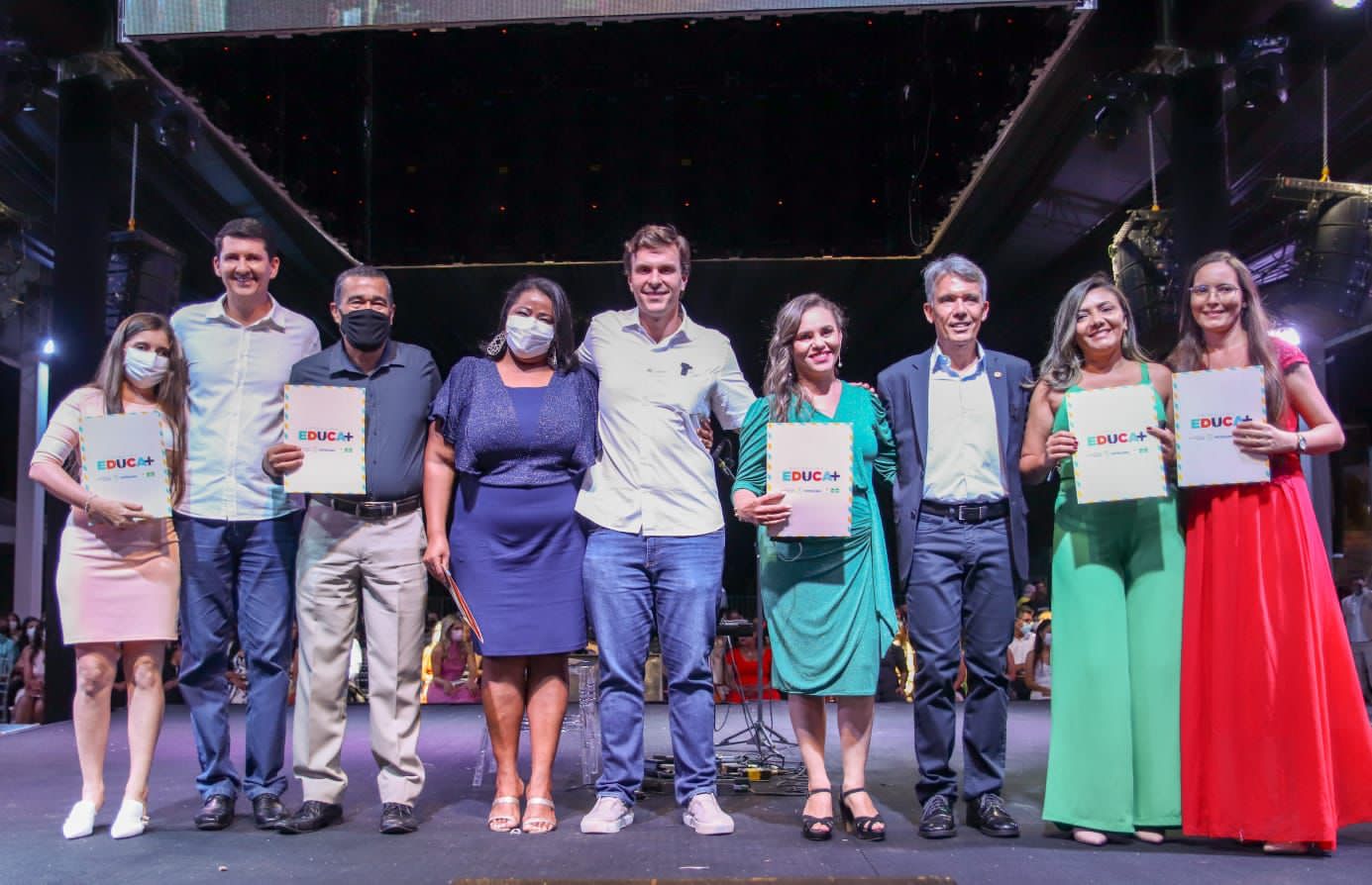 Miguel Coelho empossa 469 professores da rede municipal 