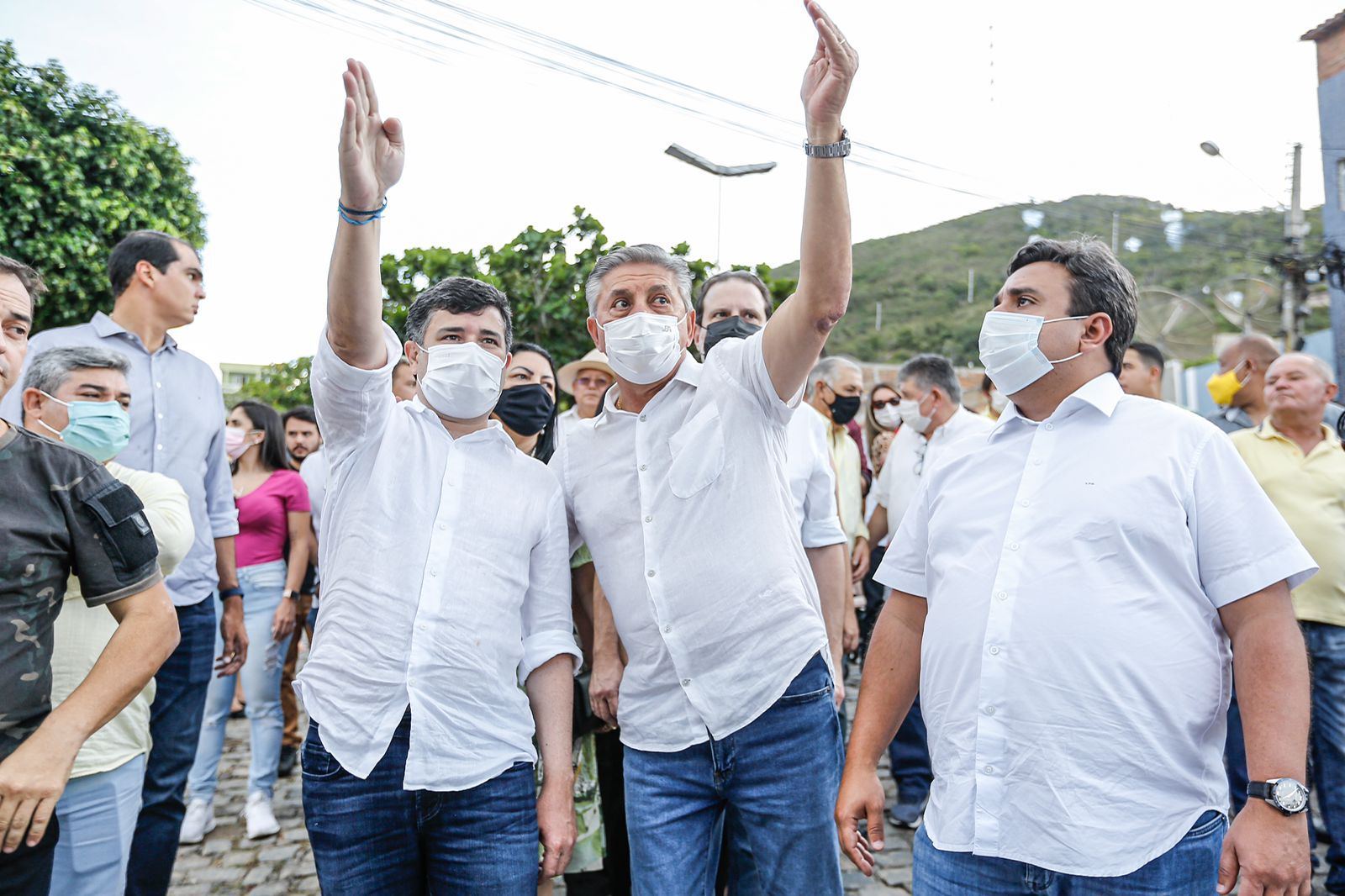 Eduardo da Fonte acompanha prefeito de Brejo em procissão 