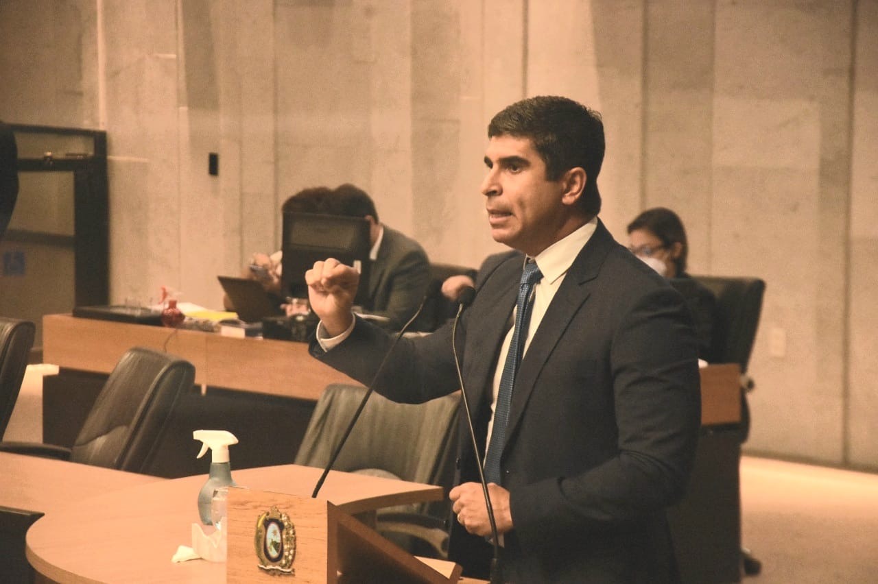 Lessa exige respostas sobre assassinato de Albérisson 