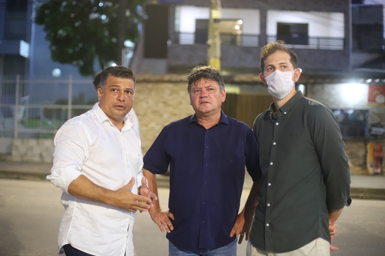 Sileno e Pedro Campos participam de caminhada no Recife