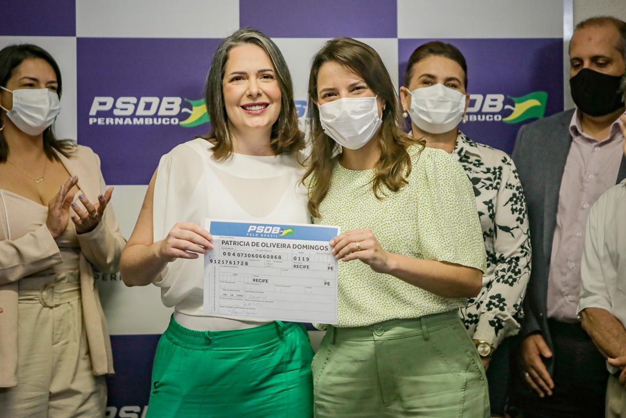 Patrícia Domingos assina ficha de filiação ao PSDB