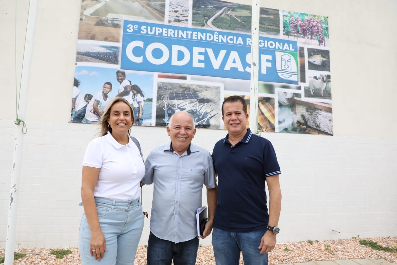 Alessandra e Edson Vieira viabilizam novo trator para Brejo