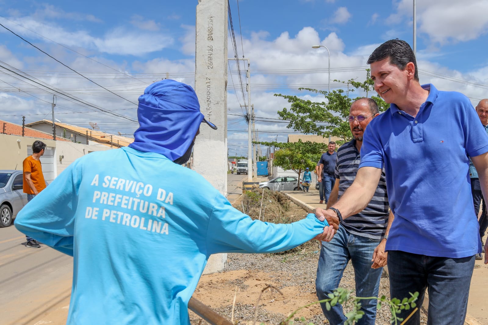Simão fiscaliza obras de pavimentações em Petrolina