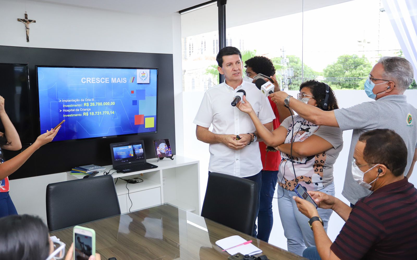 Simão anuncia início de pavimentação em ruas de seis bairros