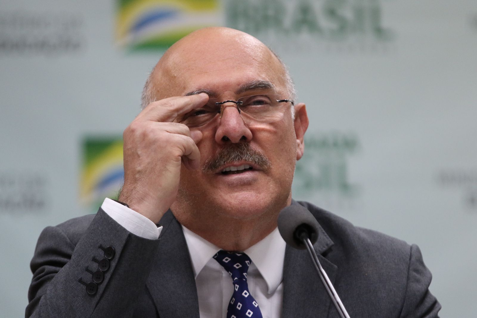 Arma de ex-ministro dispara em aeroporto e fere funcionária