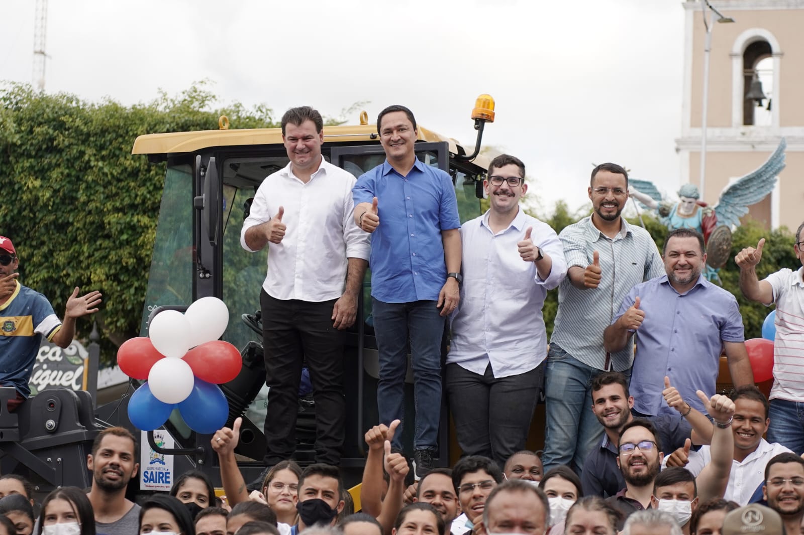 André Ferreira entrega tratores em Sairé e São Joaquim do Monte