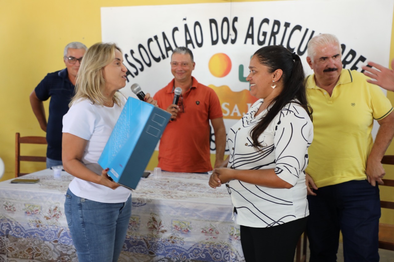 Alessandra entrega notebooks para associações de Taquaritinga 