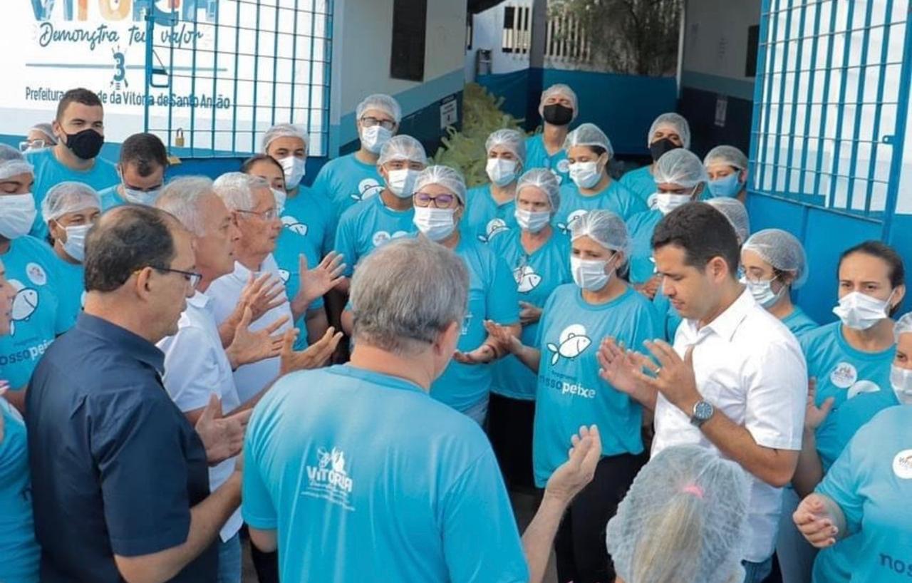 Joaquim Lira participa de entrega de peixes em Vitória